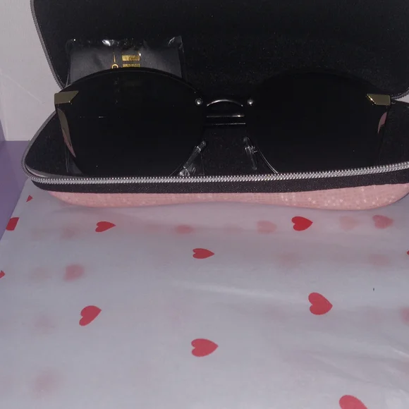 Stylish Black Sunglasses - Picture 3 of 4